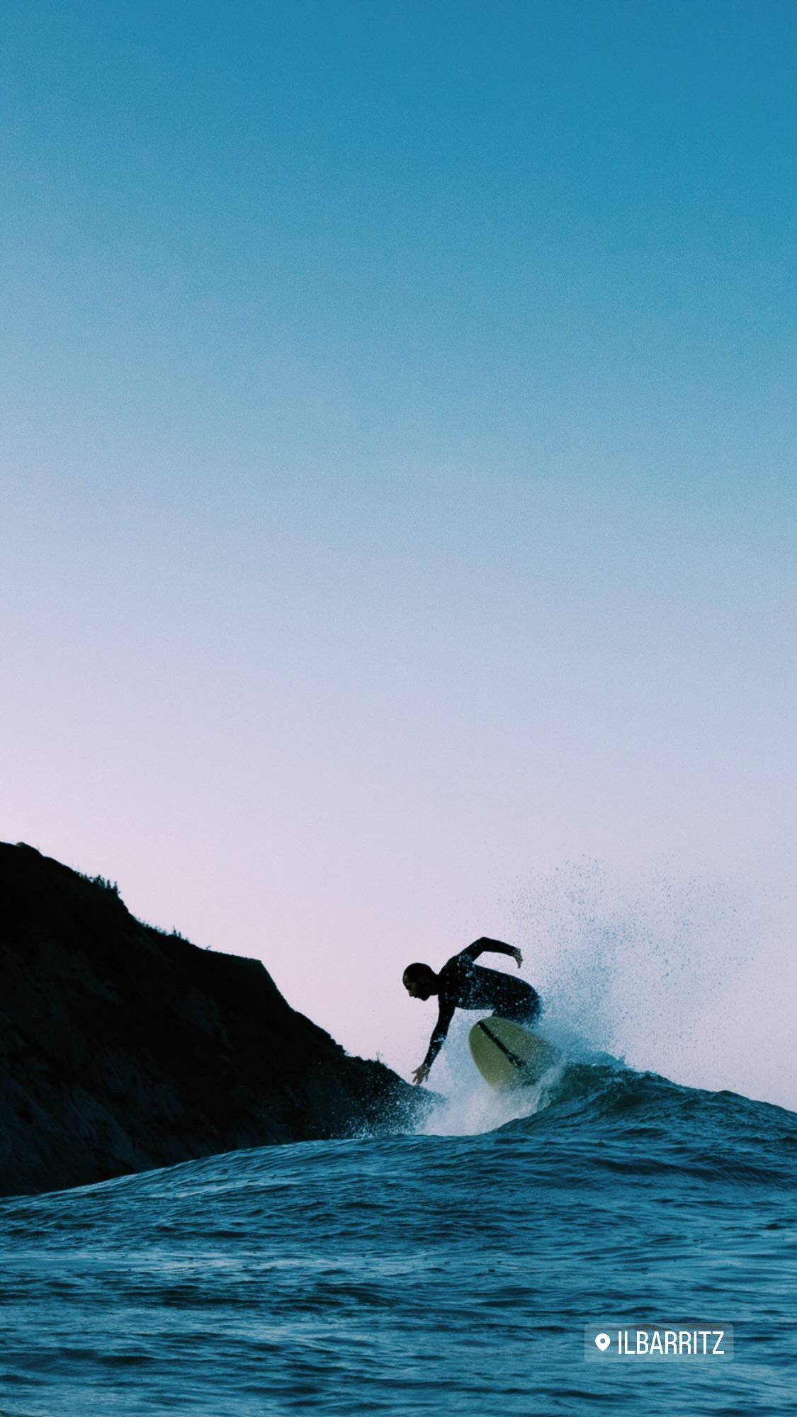 Surfeur en action à Ilbarritz au coucher de soleil