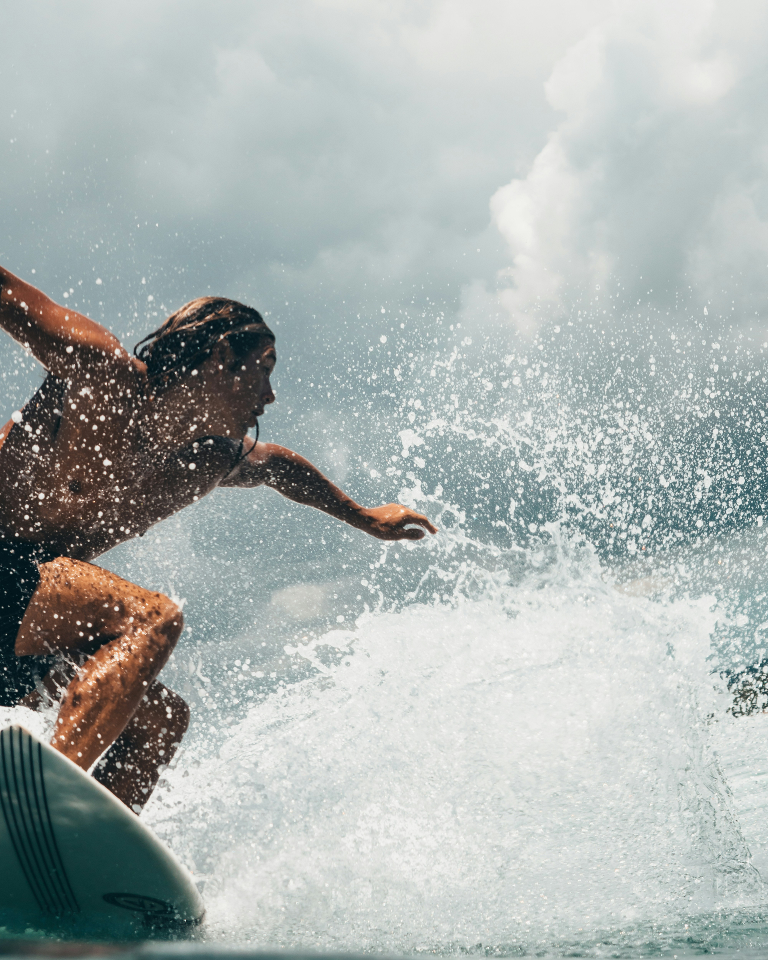 Surfeur en action sous une gerbe d'eau