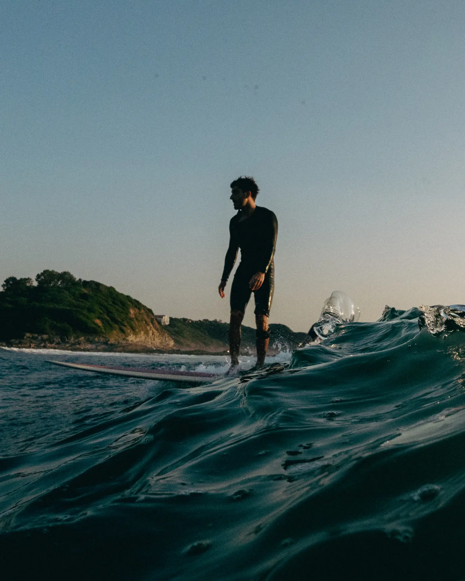 Surfeur debout sur une vague à Biarritz